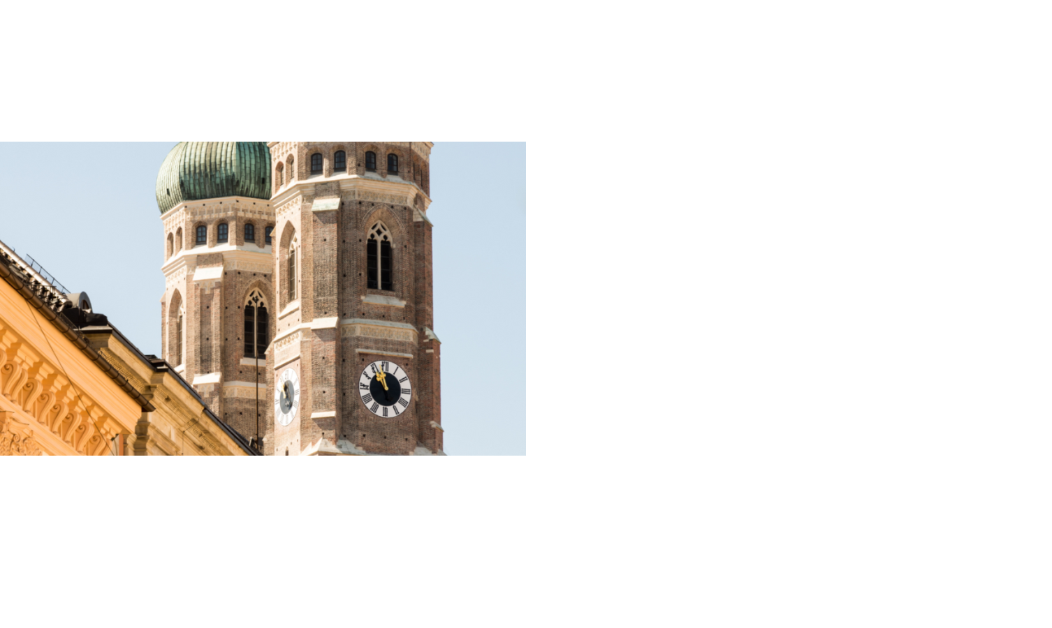 Zwei Türme der Frauenkirche München mit grünen Kuppeln, daneben ein historisches Gebäude bei klarem Himmel.
