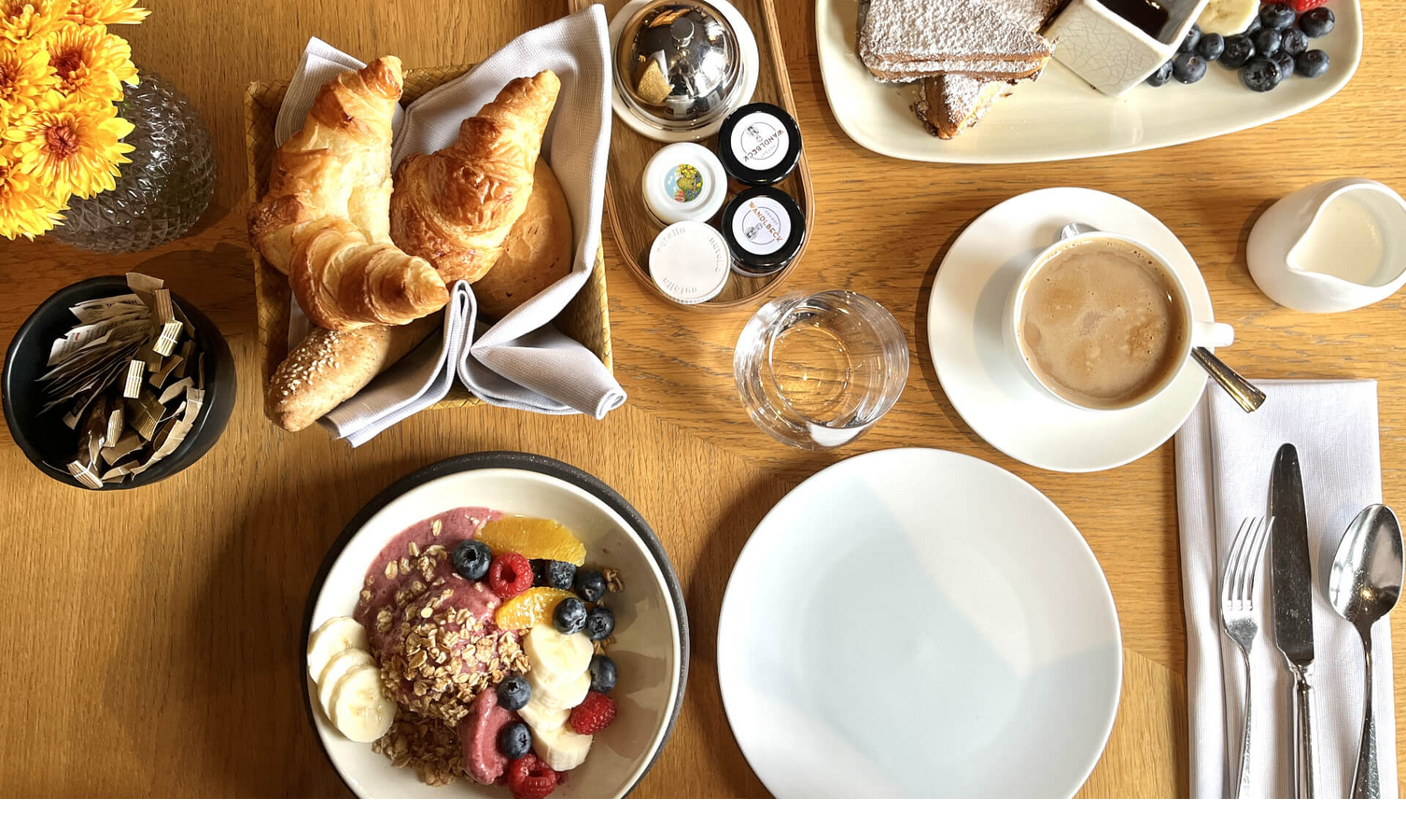 Gedeckter Frühstückstisch im LOUIS Hotel München